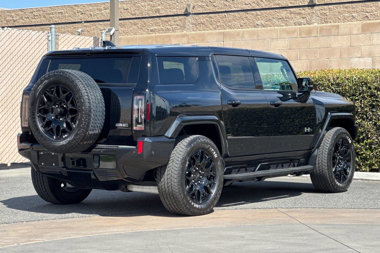 Certified 2024 GMC Hummer EV 2X w/ LPO, Illumination Package AWD/4WD image 4