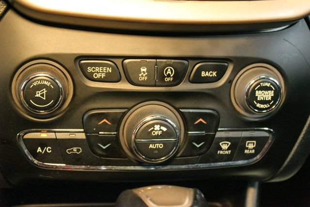 Used 2017 Jeep Cherokee Limited w/ Luxury Group AWD/4WD image 27