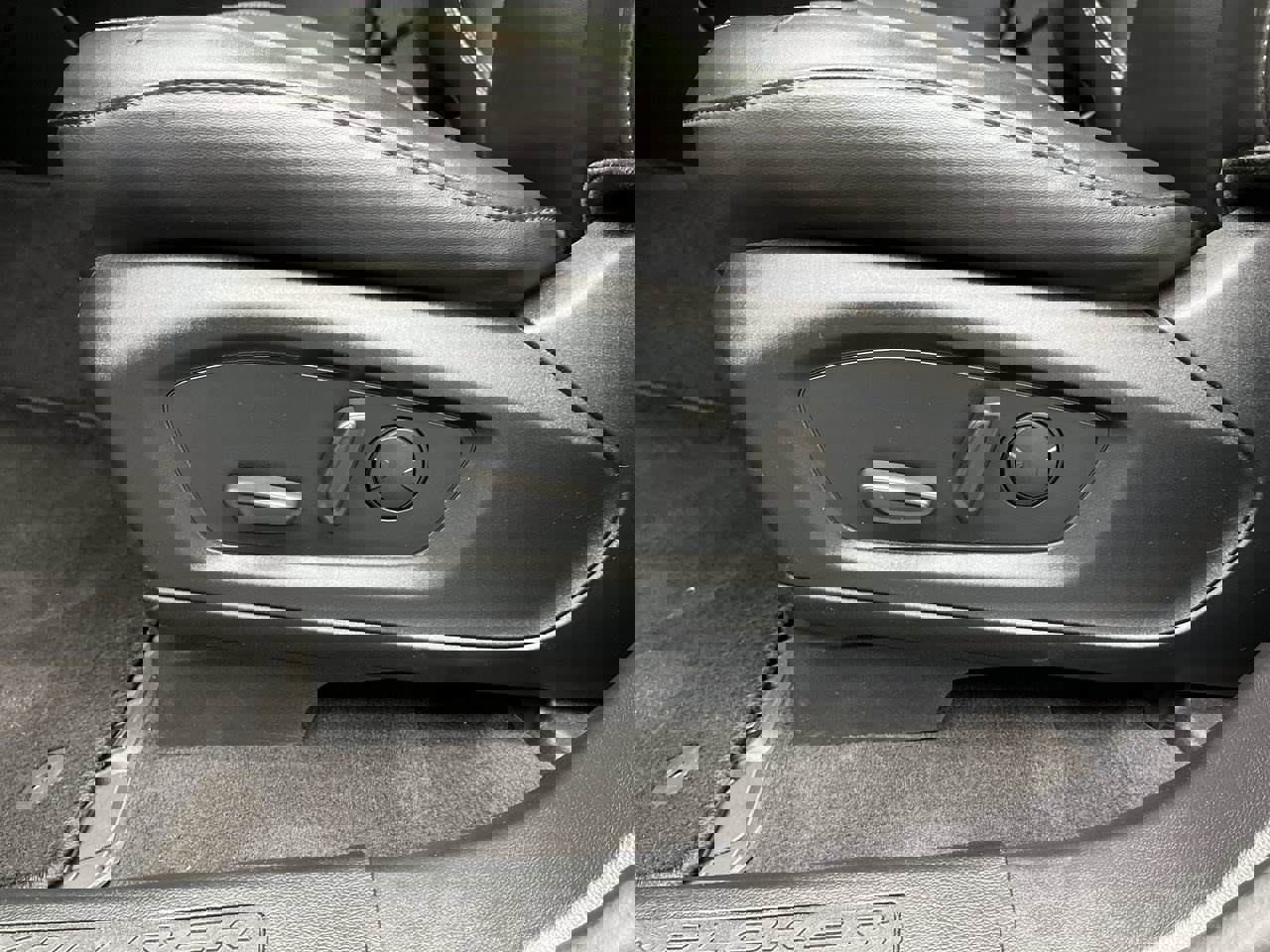 Used 2022 Ford Explorer XLT w/ Equipment Group 202A image 12