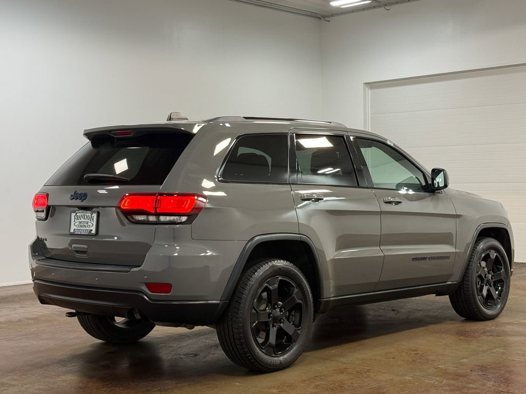 Used 2019 Jeep Grand Cherokee Laredo AWD/4WD image 4