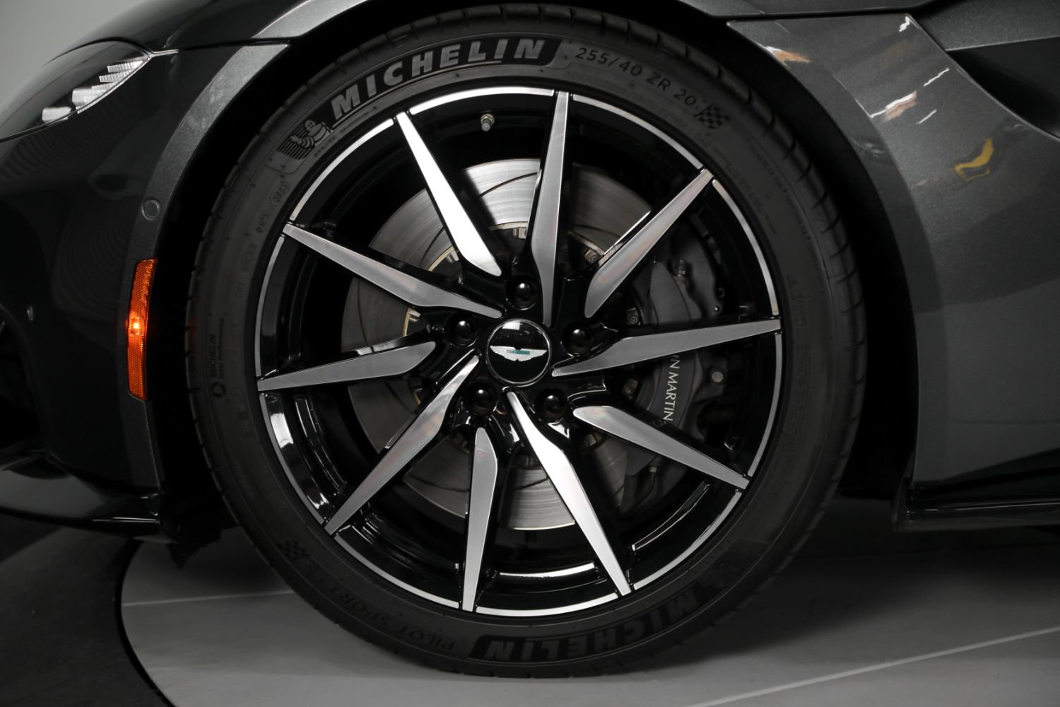 Used 2019 Aston Martin V8 Vantage Coupe RWD image 15