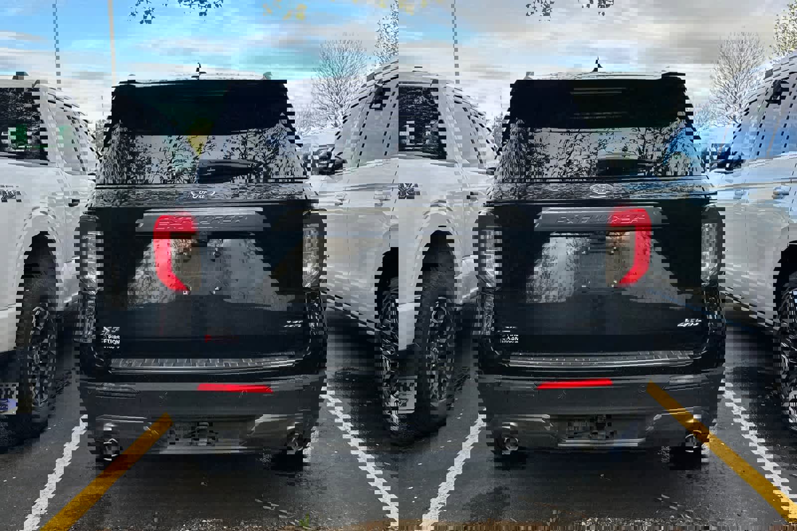 Used 2021 Ford Explorer XLT w/ Equipment Group 202A AWD/4WD image 5