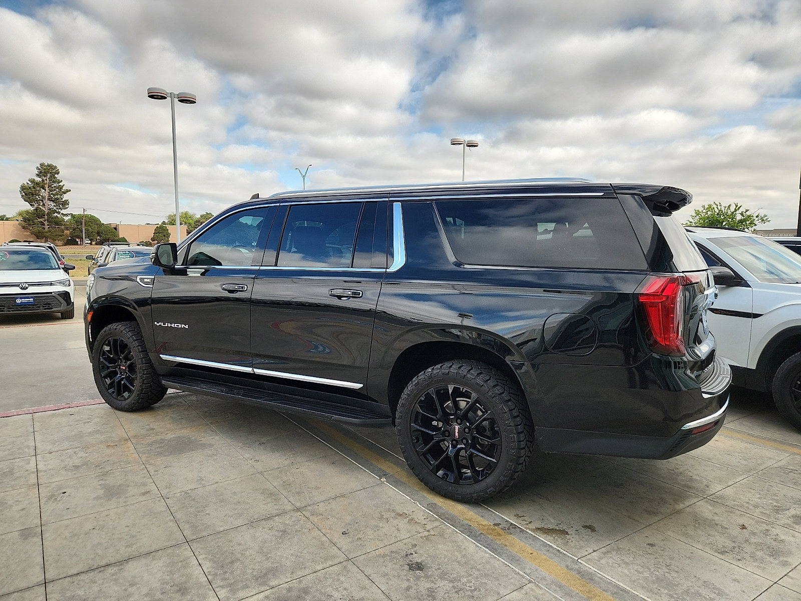Used 2022 GMC Yukon XL SLT w/ SLT Luxury Package image 4