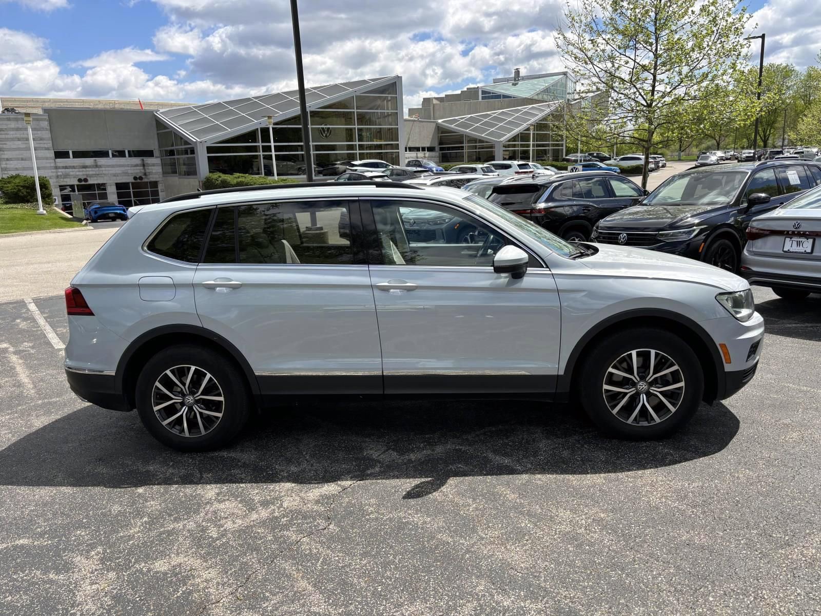 Used 2018 Volkswagen Tiguan SE w/ Panoramic Sunroof Package image 4