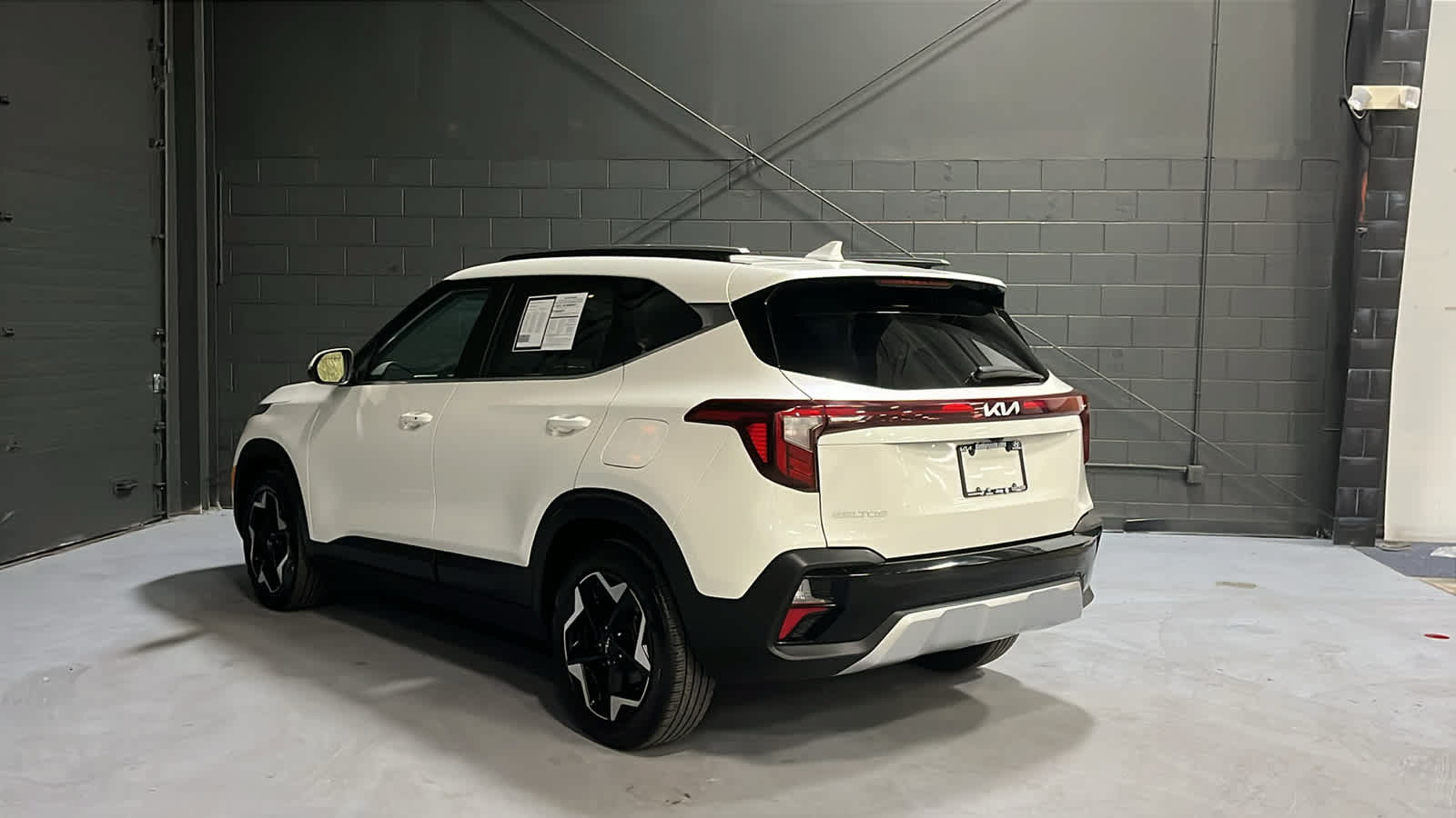Used 2024 Kia Seltos EX FWD image 4
