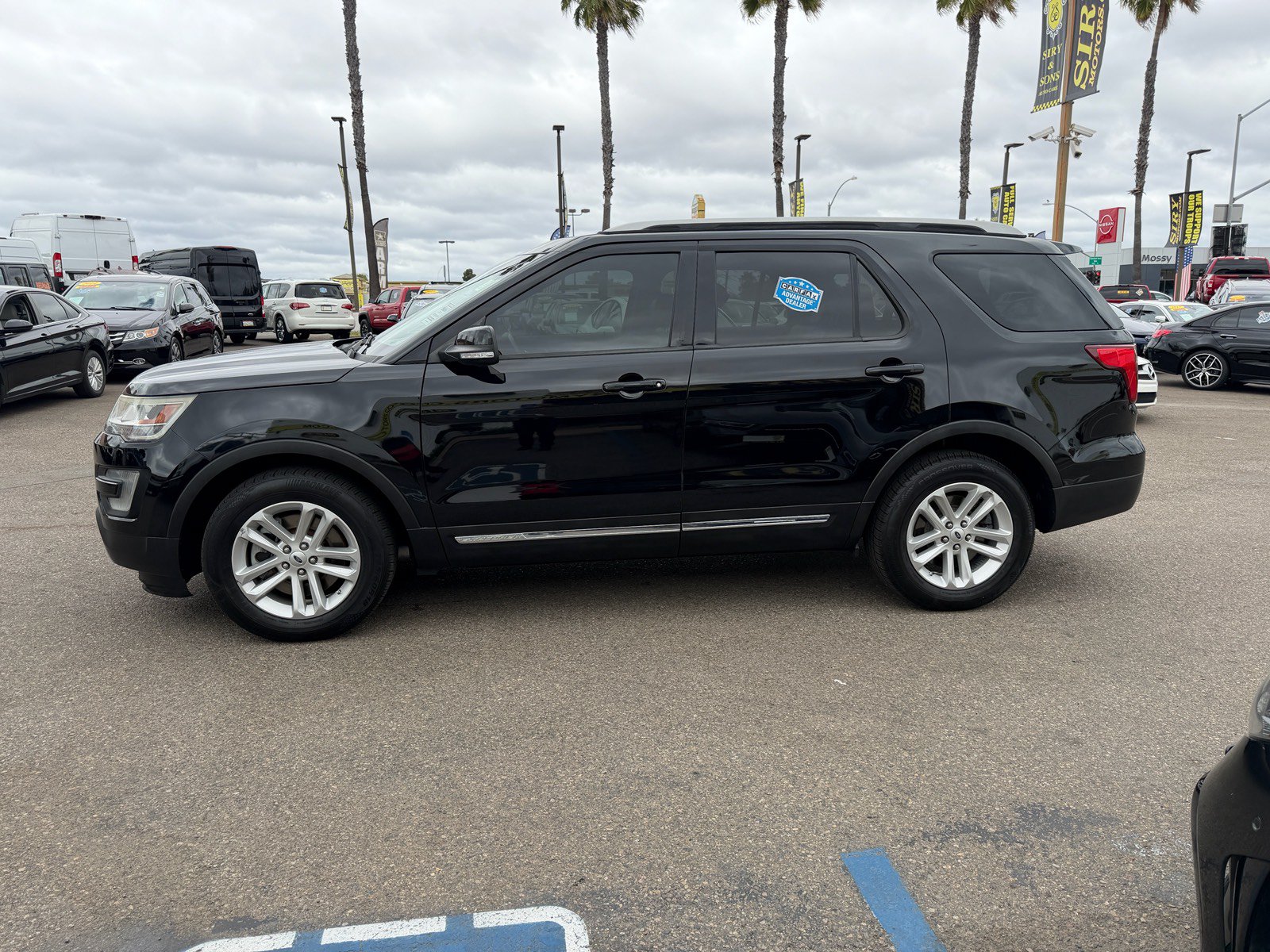 Used 2017 Ford Explorer XLT w/ Equipment Group 202A FWD image 6