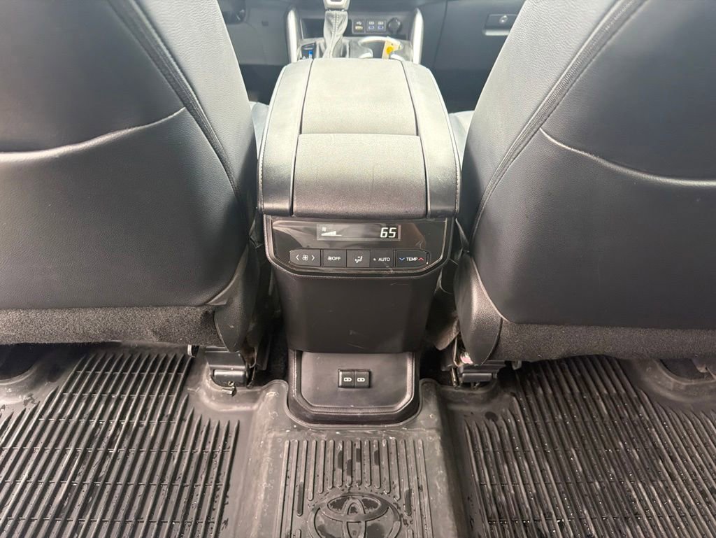 Used 2022 Toyota Highlander XLE AWD/4WD image 17