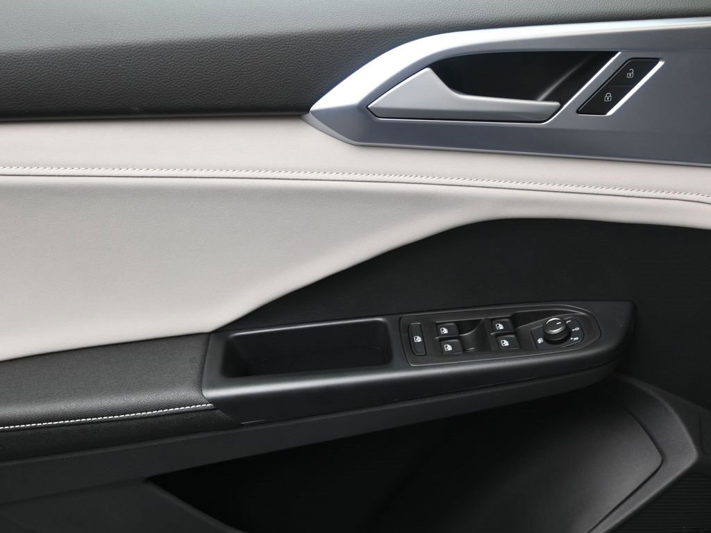 New 2025 Volkswagen Taos SE image 21