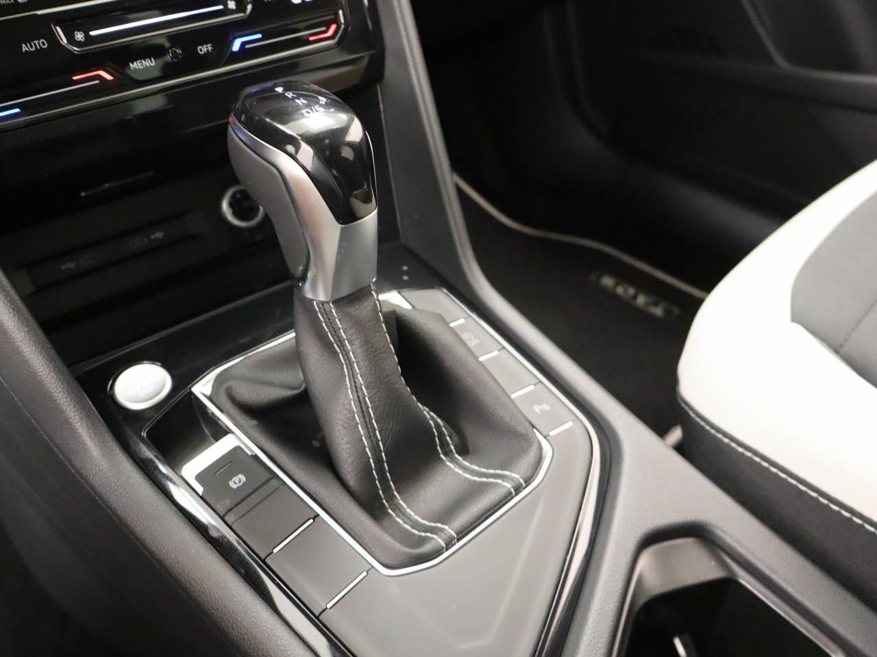 New 2026 Volkswagen Taos SE FWD image 8