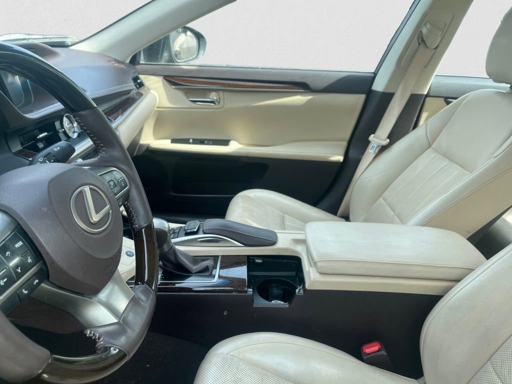 Used 2016 Lexus ES 350 w/ Luxury Package w/Wood Trim image 4