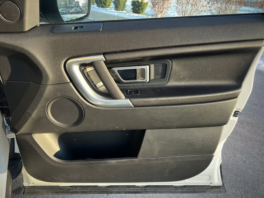 Used 2019 Land Rover Discovery Sport SE image 32