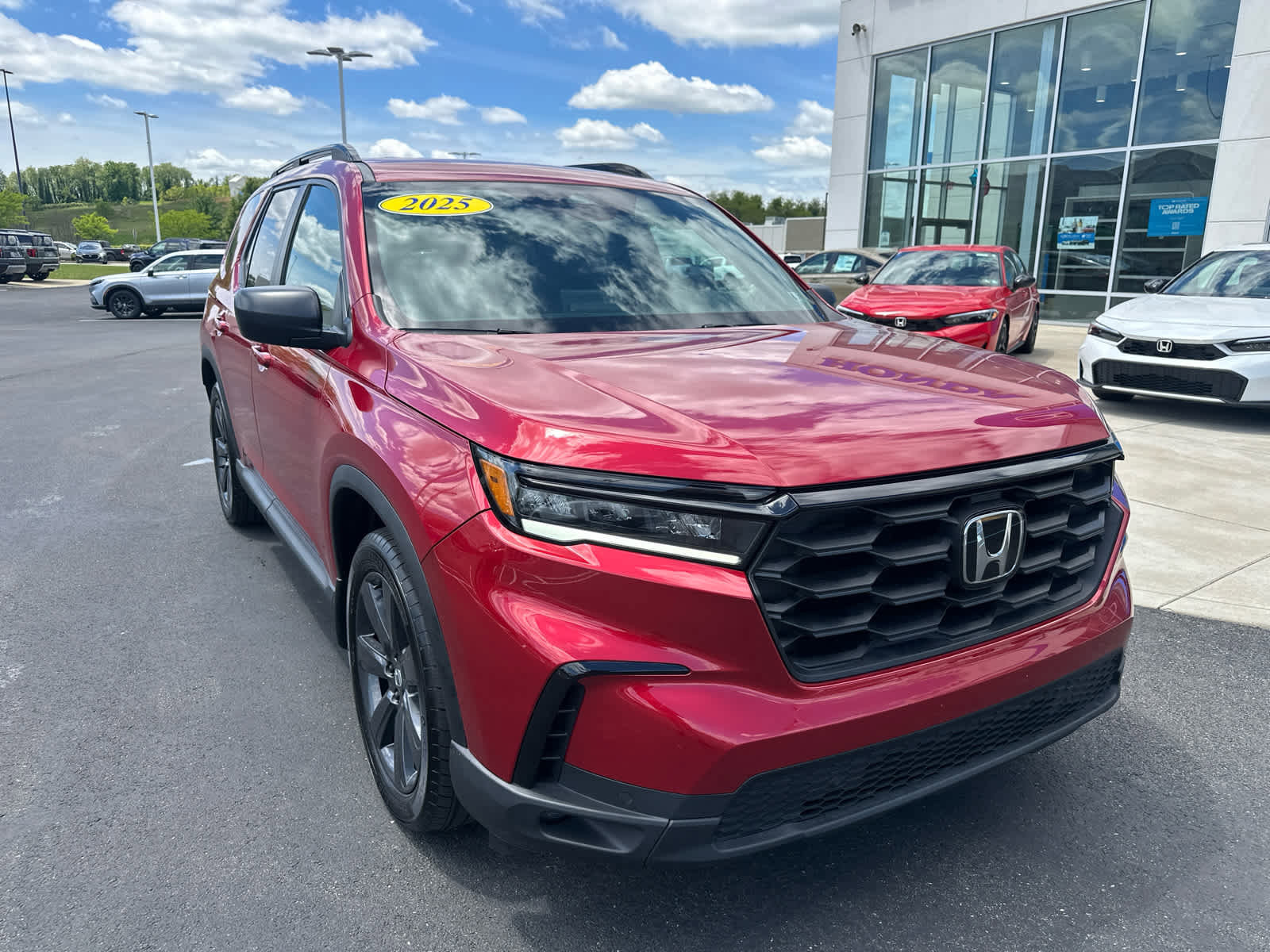 Used 2025 Honda Pilot Sport image 2
