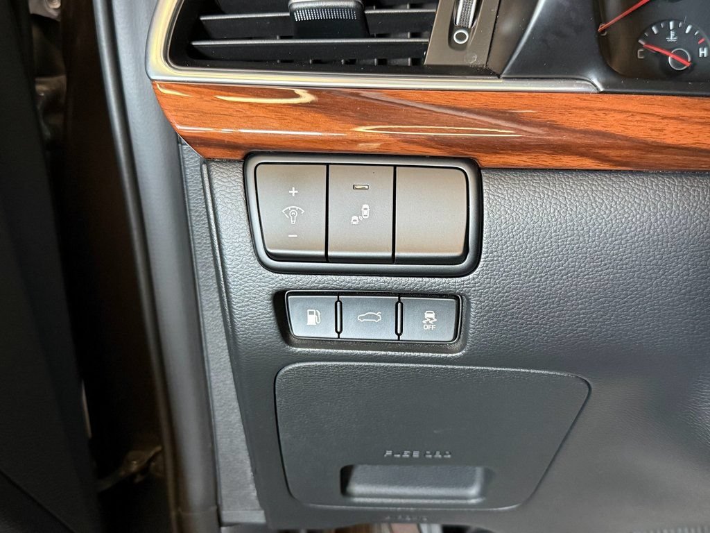 Used 2018 Kia Cadenza Premium w/ Luxury Package FWD image 20