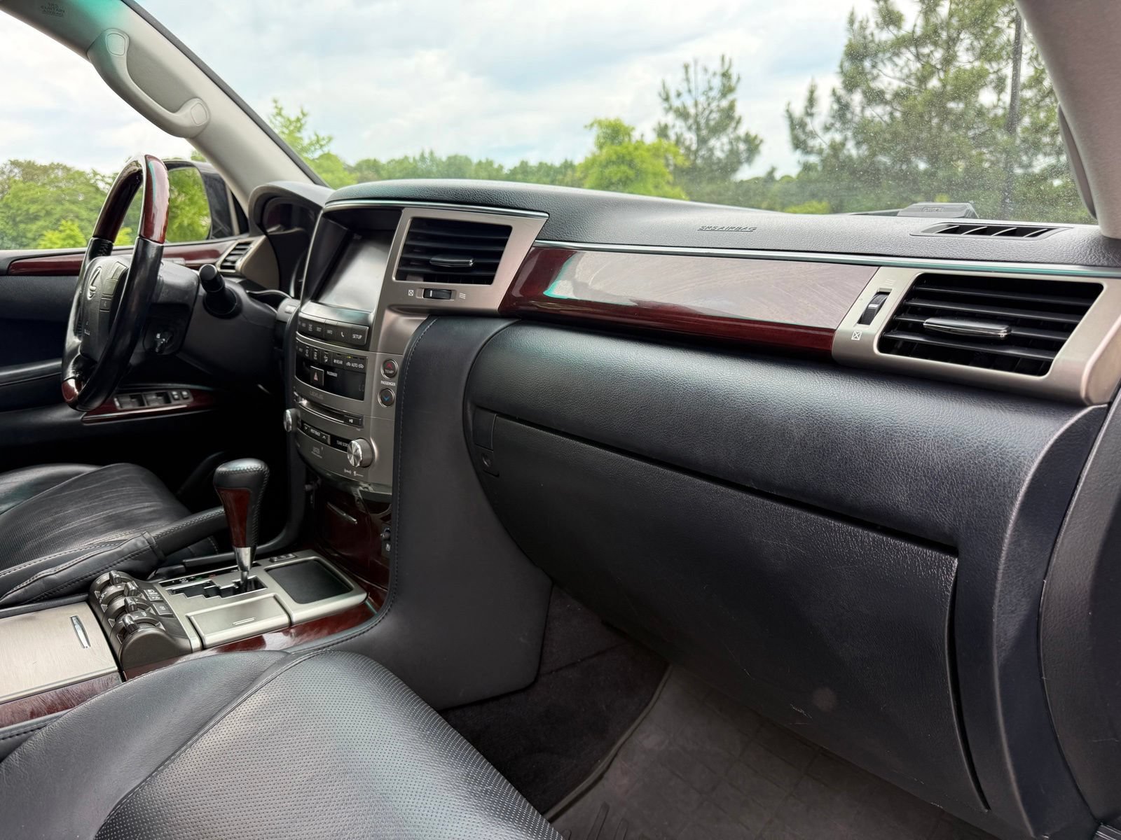 Used 2015 Lexus LX 570 4WD w/ Luxury Package image 22