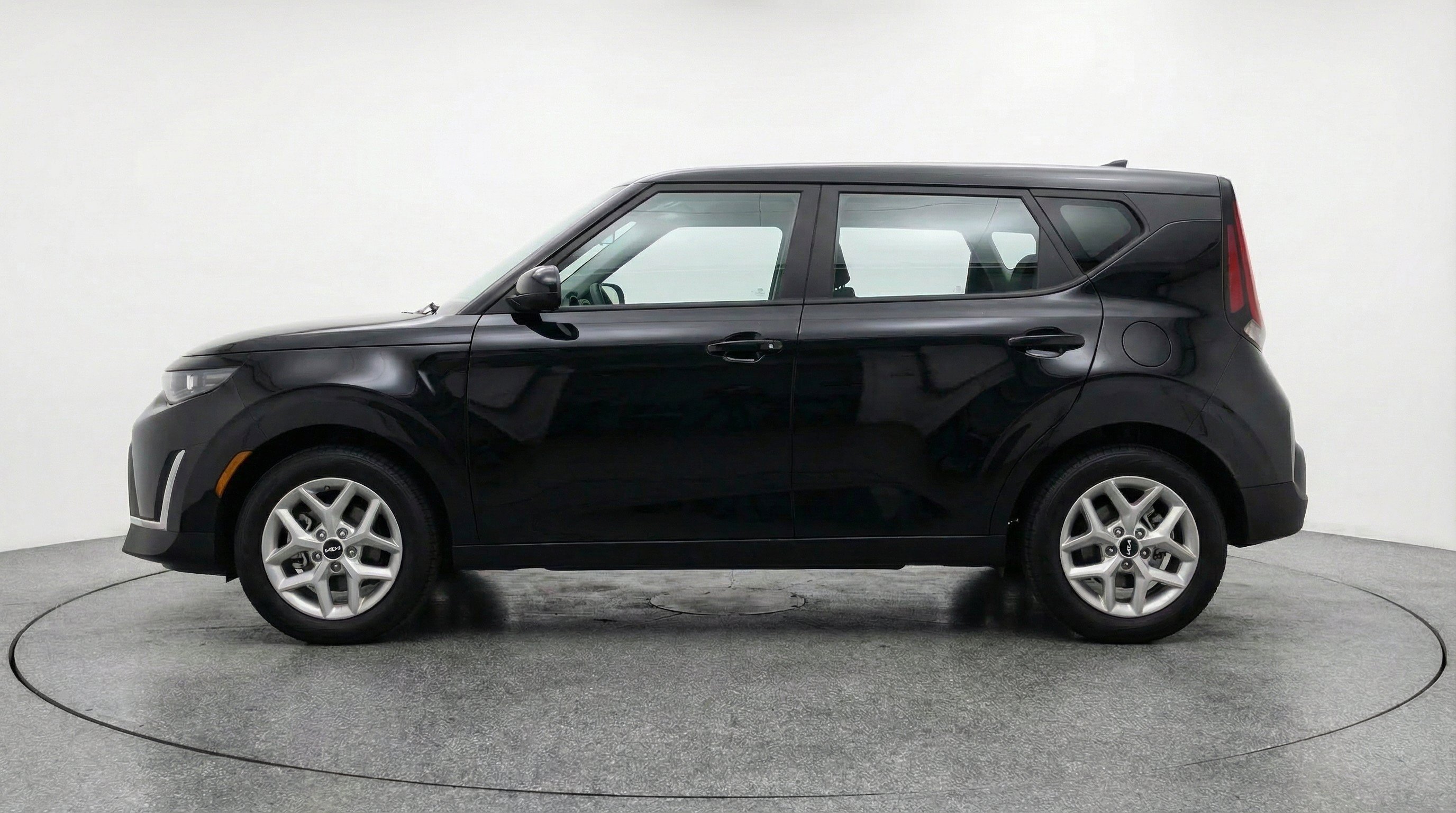 Used 2025 Kia Soul LX w/ LX Technology Package FWD image 5