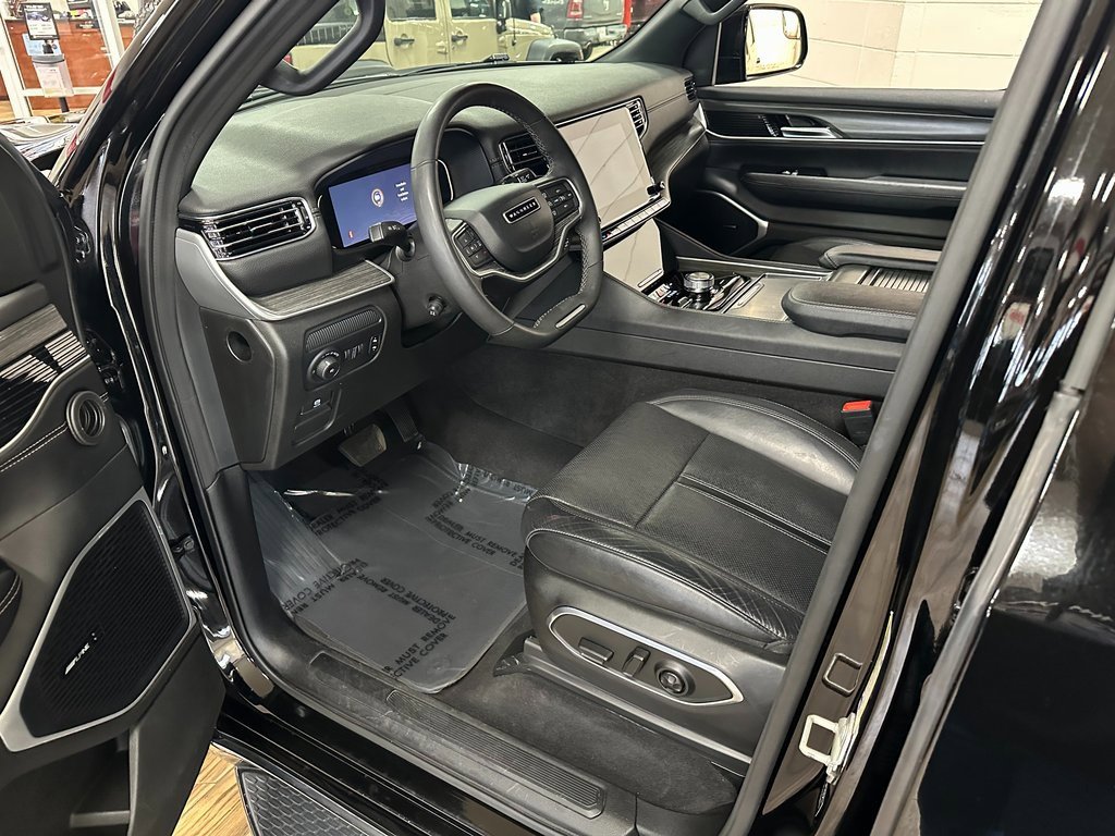 Certified 2024 Jeep Wagoneer L Series II w/ Flexible Seating Group image 9