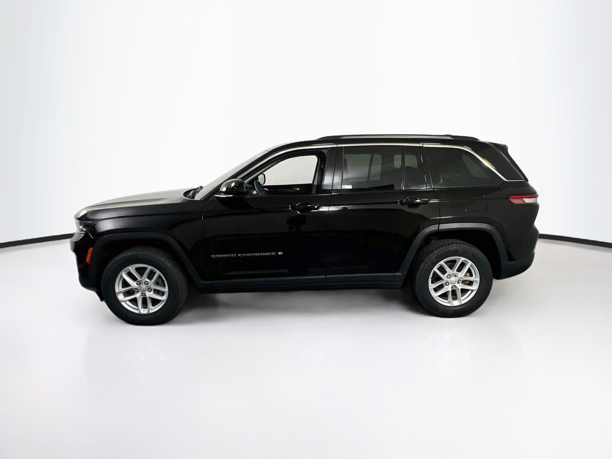 Used 2023 Jeep Grand Cherokee Laredo AWD/4WD image 8