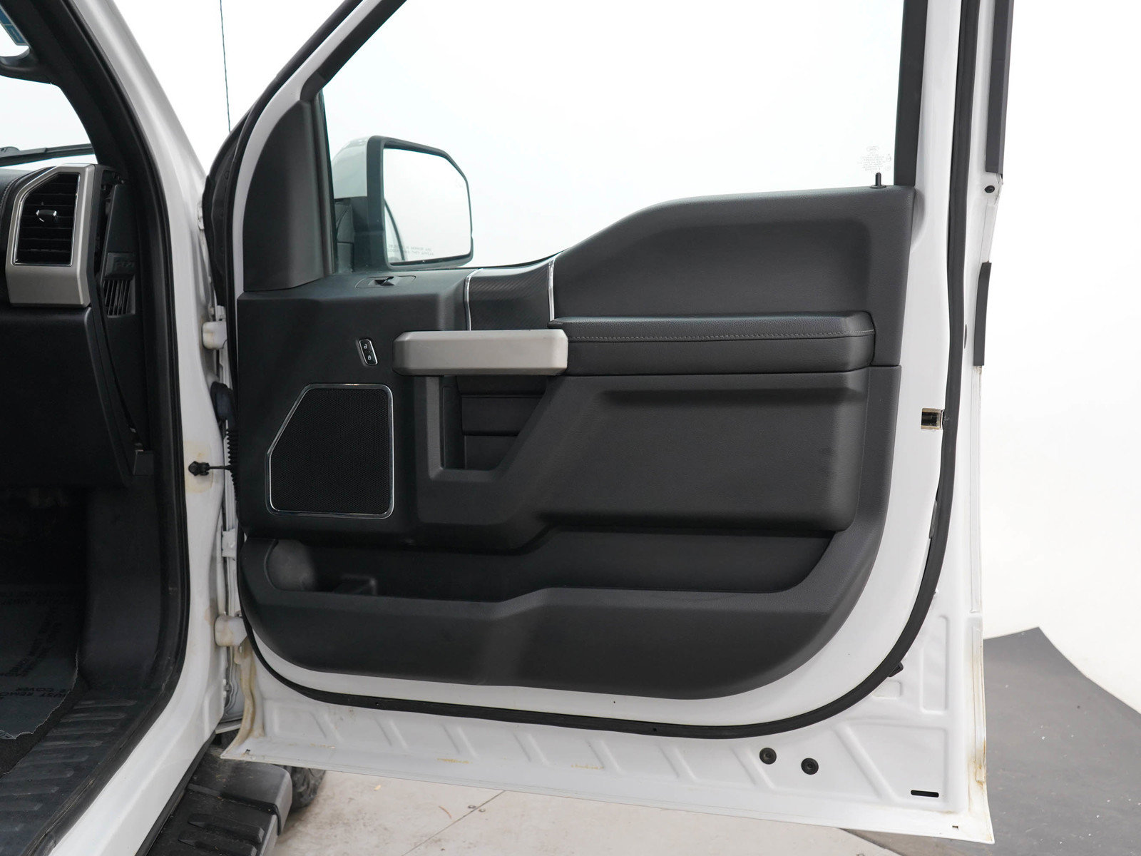 Used 2019 Ford F150 Lariat w/ Equipment Group 502A Luxury AWD/4WD image 9