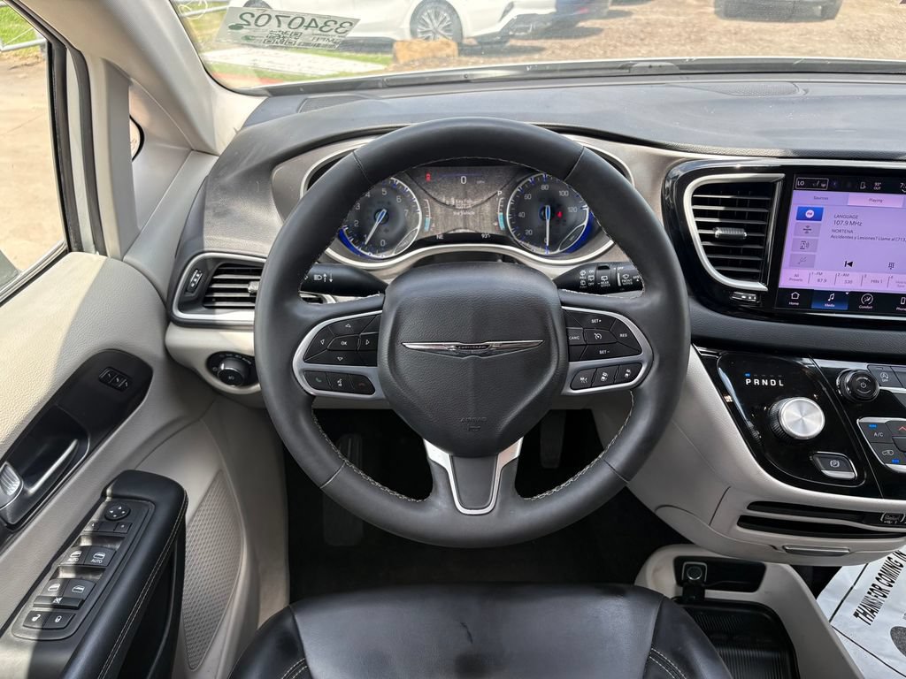 Used 2023 Chrysler Pacifica Touring-L FWD image 17