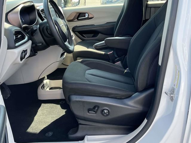 Used 2023 Chrysler Voyager LX FWD image 13