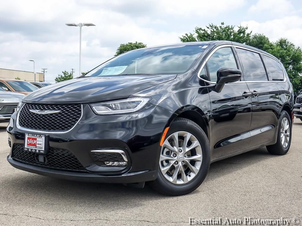 Used 2026 Chrysler Pacifica Limited FWD image 2