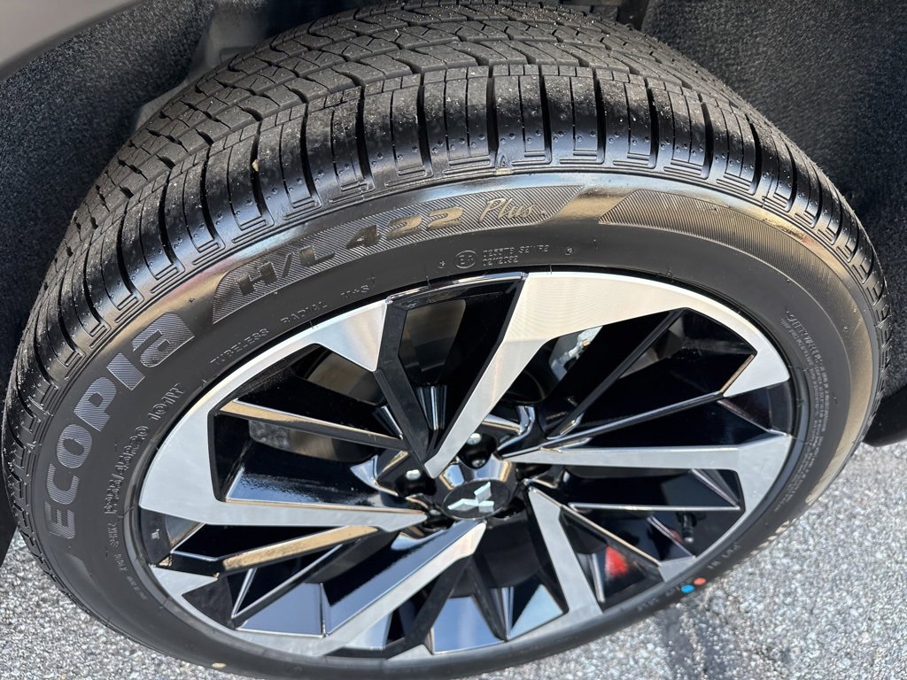 New 2025 Mitsubishi Outlander SE image 10