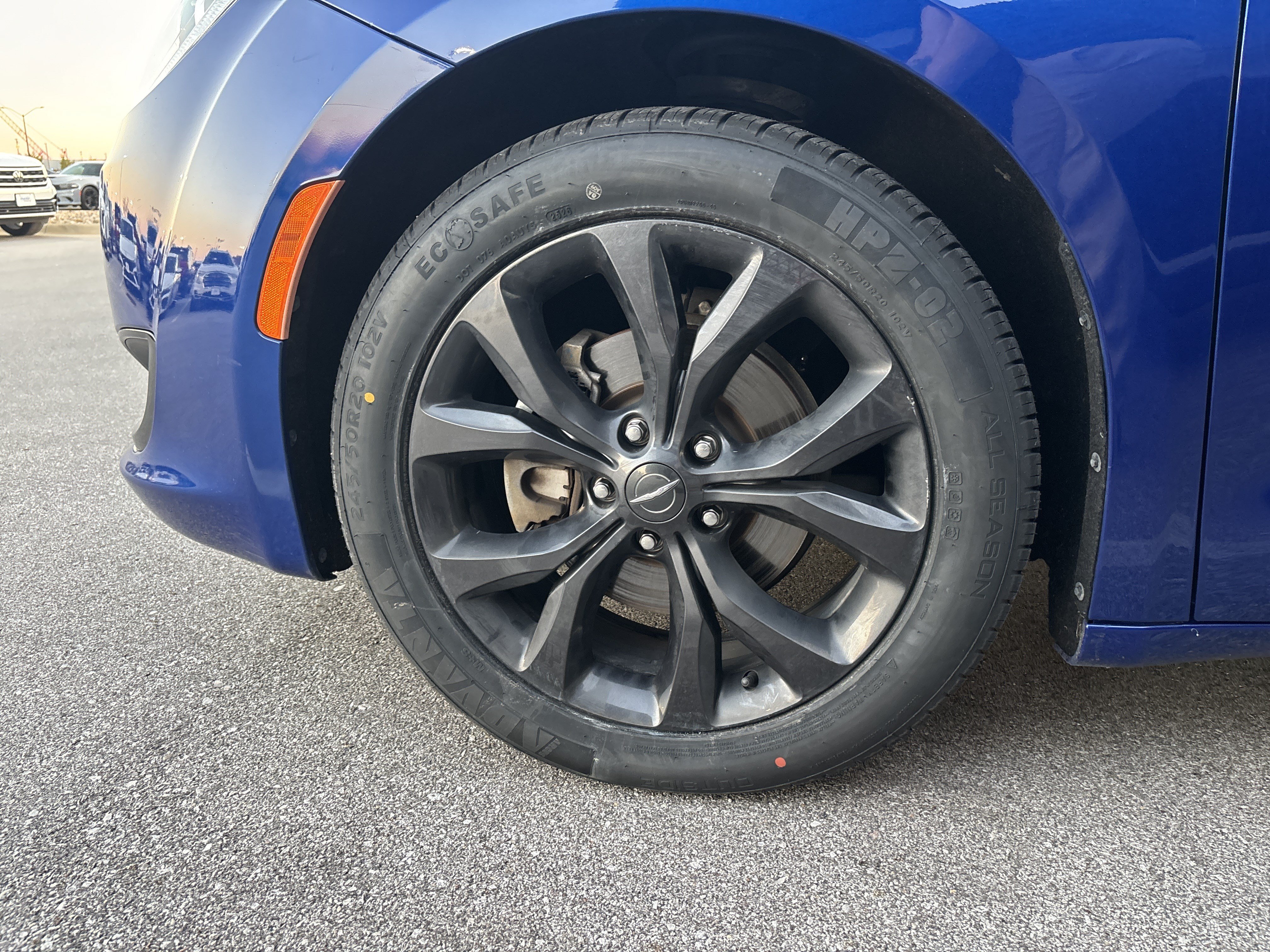 Used 2020 Chrysler Pacifica Touring w/ S Appearance Package FWD image 9