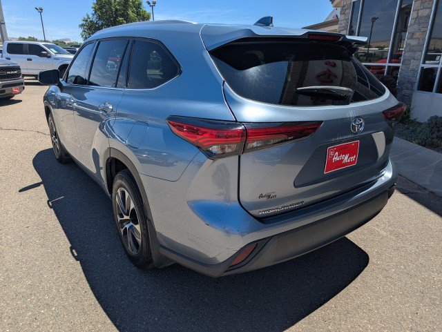 Used 2022 Toyota Highlander XLE AWD/4WD image 3