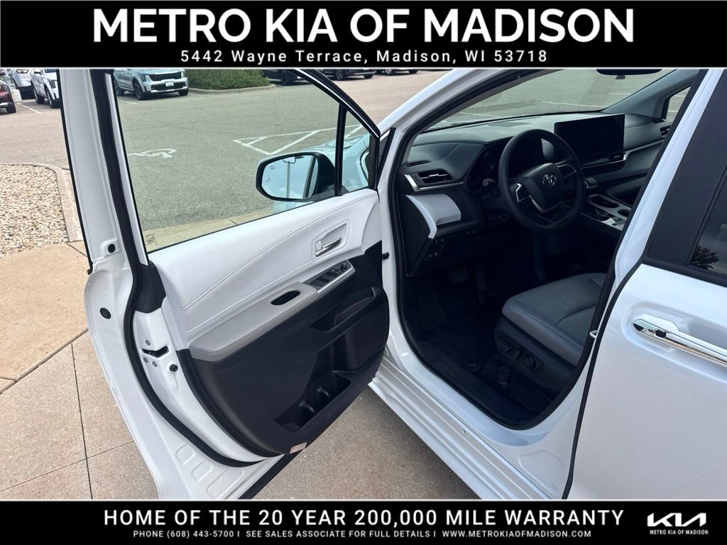 Used 2025 Toyota Sienna XLE AWD/4WD image 11