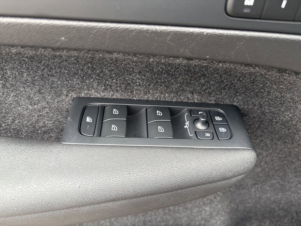 Certified 2023 Volvo XC40 B5 Plus w/ Driver Assist Package image 18
