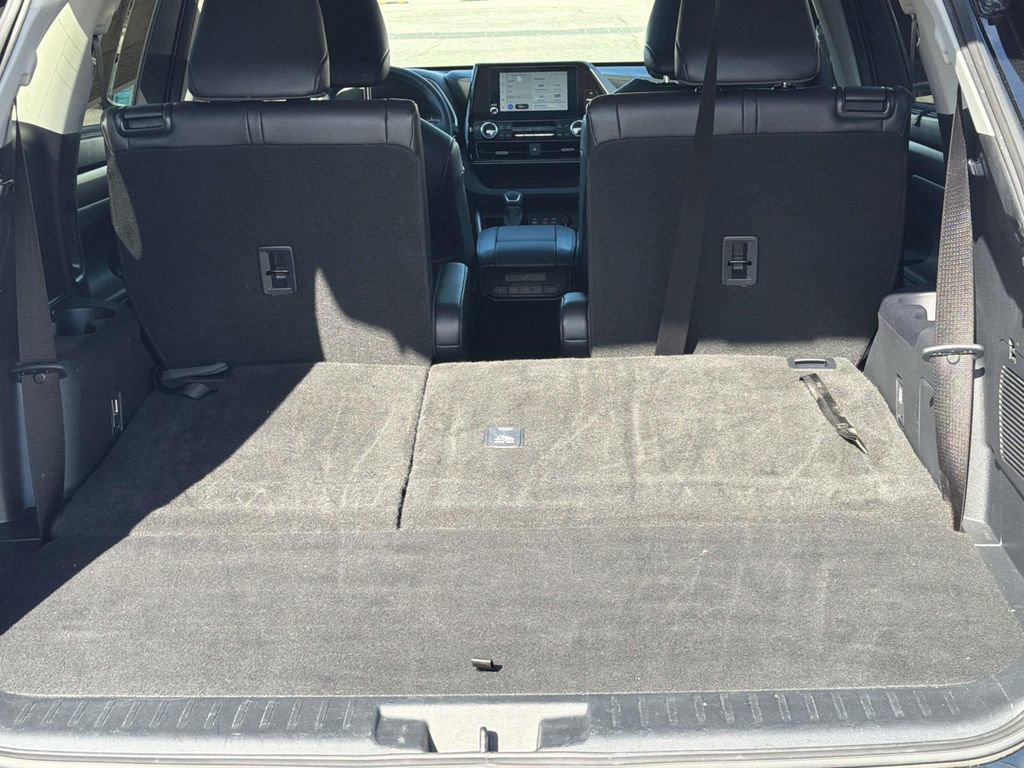 Certified 2025 Toyota Highlander XLE image 8