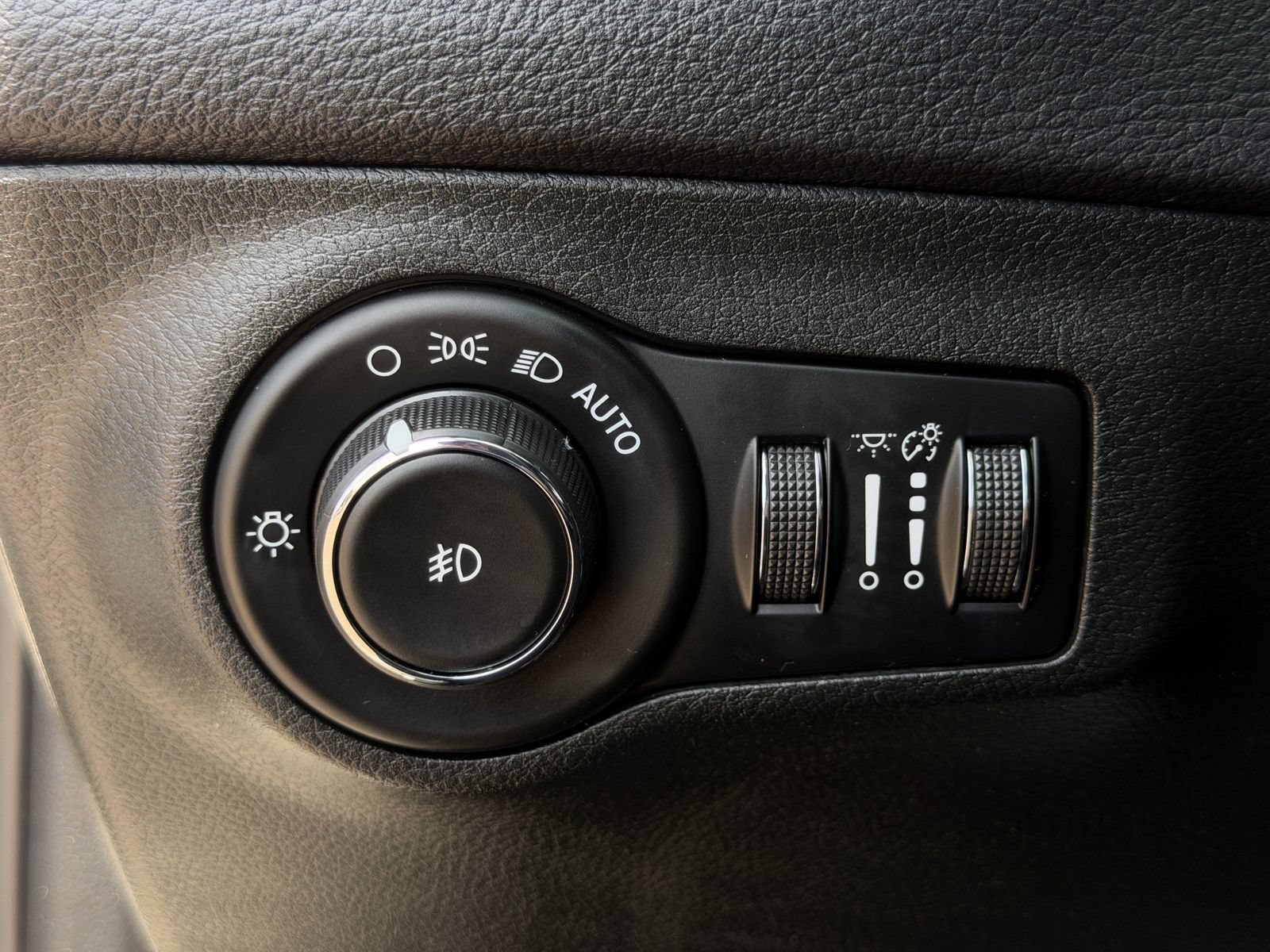 Used 2018 Jeep Compass Latitude w/ Popular Equipment Group FWD image 23
