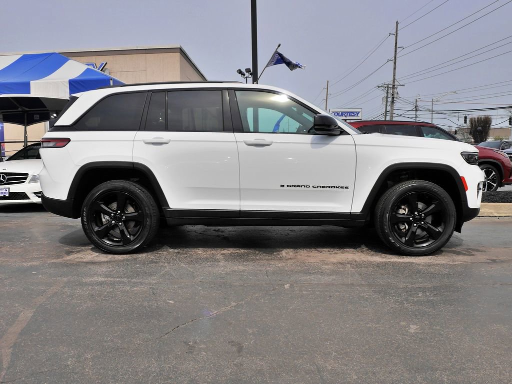 Used 2023 Jeep Grand Cherokee Altitude image 8