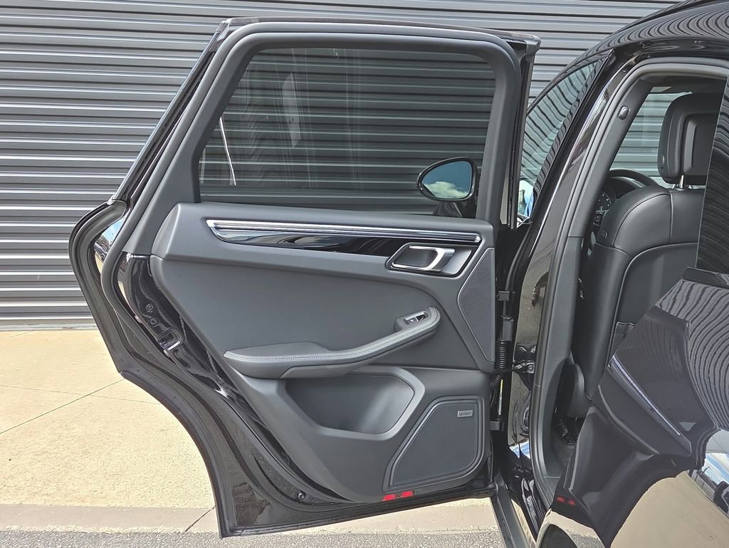 Certified 2026 Porsche Macan AWD/4WD image 17