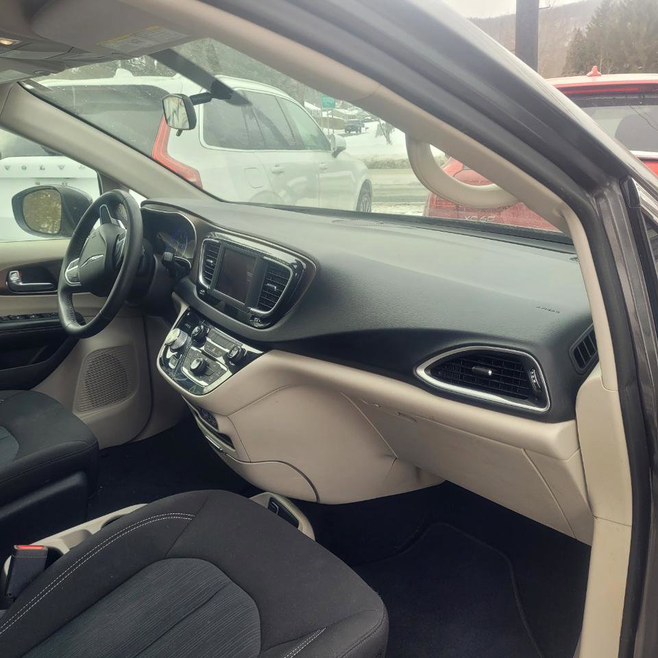 Used 2022 Chrysler Voyager LX image 23