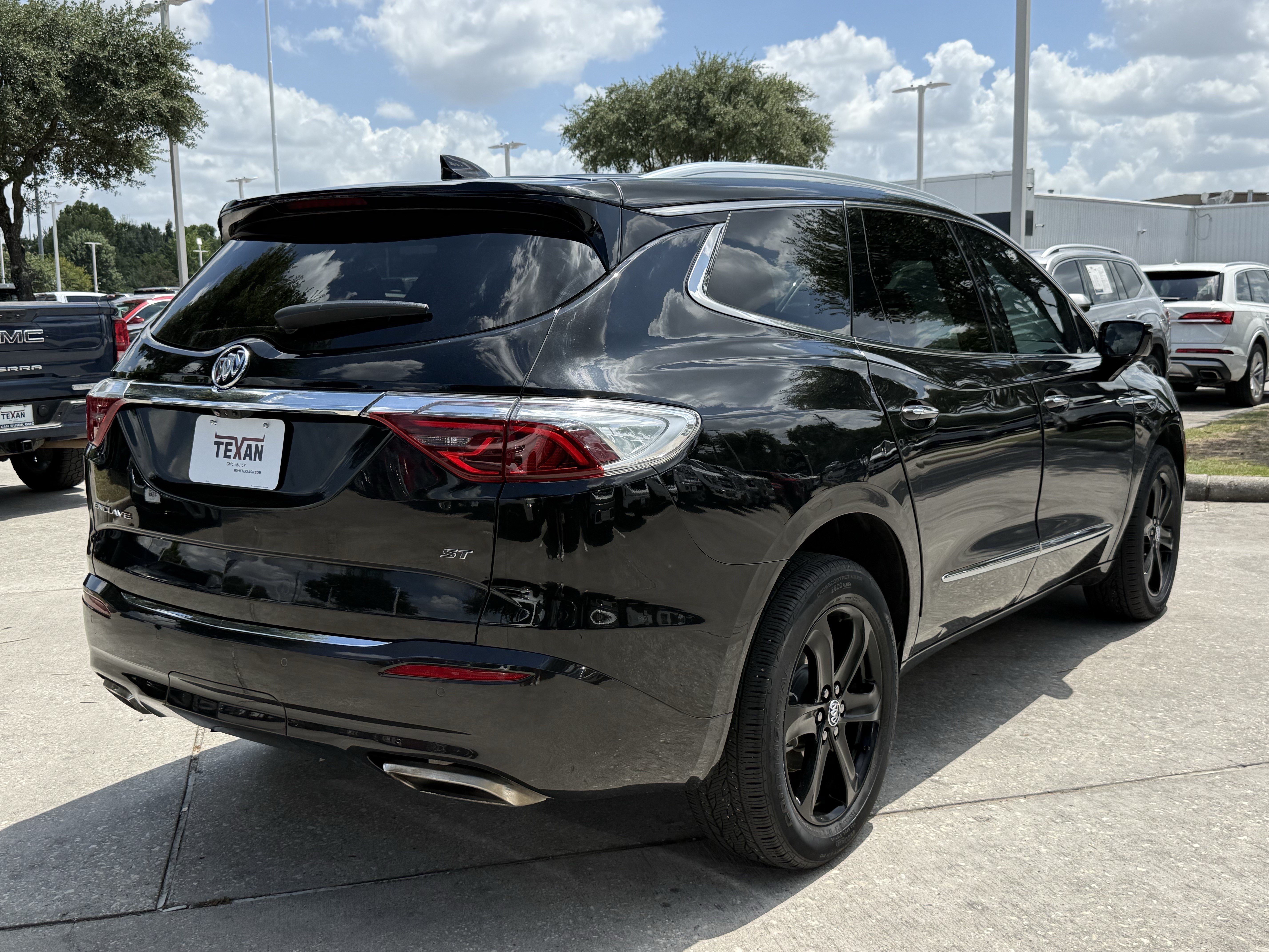 Used 2024 Buick Enclave Essence w/ Sport Touring Edition FWD image 5