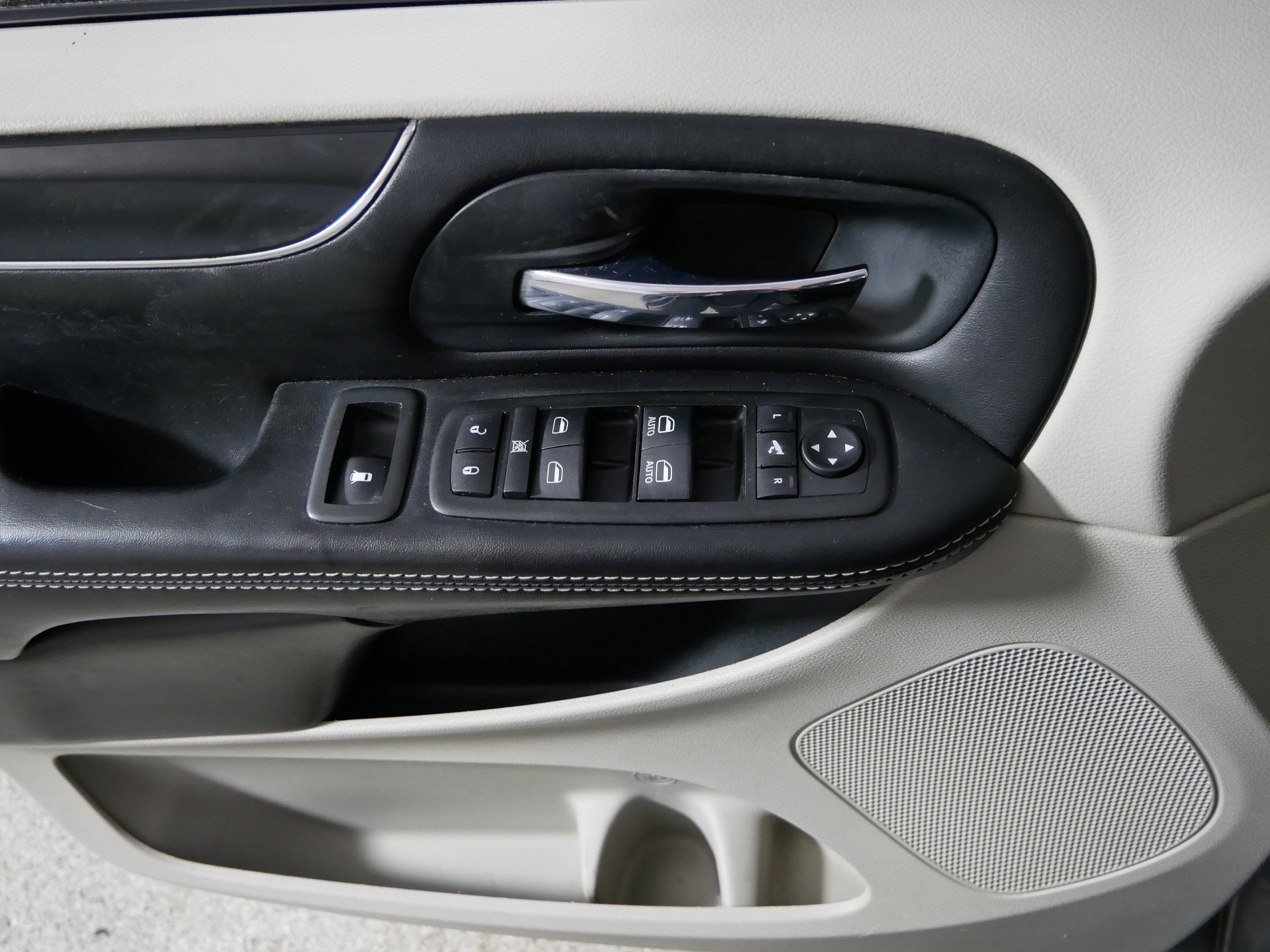 Used 2014 Chrysler Town & Country Touring-L image 19