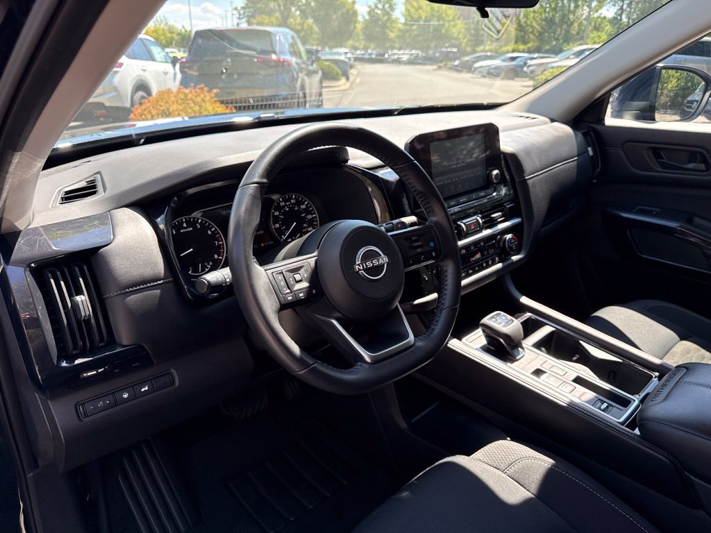 Certified 2025 Nissan Pathfinder SV FWD image 17
