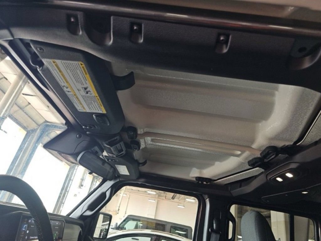 Used 2024 Jeep Wrangler Unlimited AWD/4WD image 17