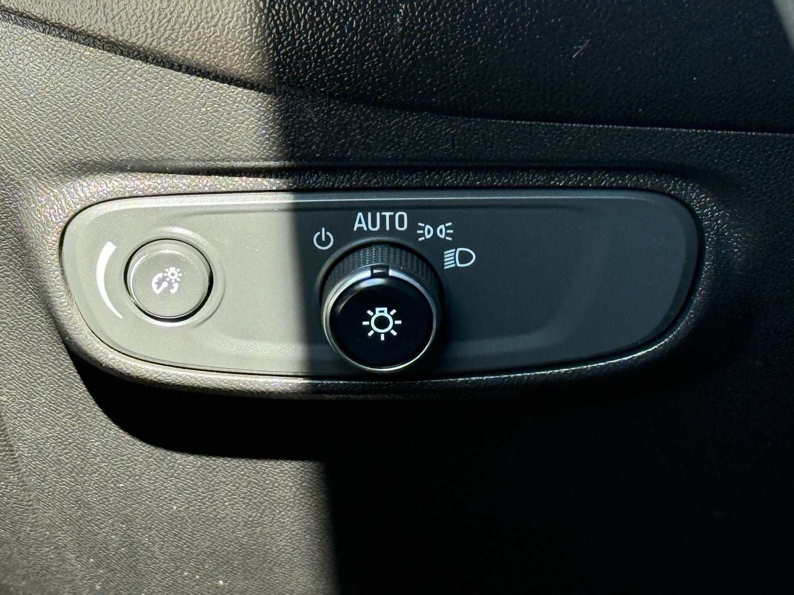 Used 2019 Chevrolet Equinox LS w/ LS Convenience Package FWD image 19