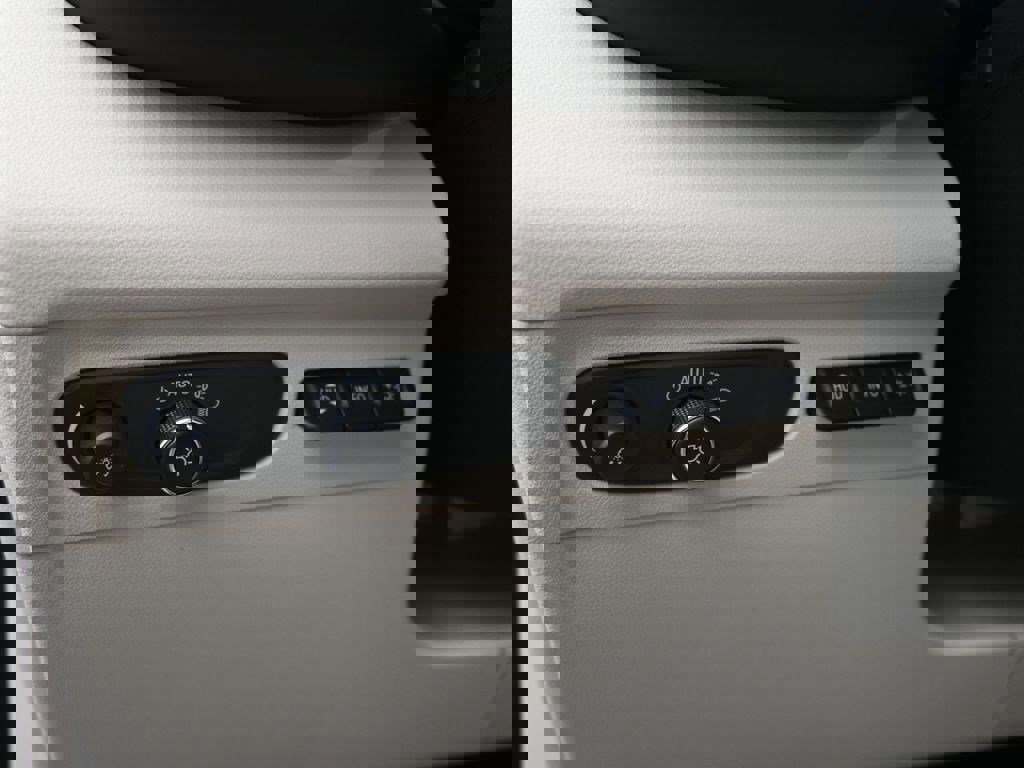 Used 2023 Buick Envision Avenir AWD/4WD image 20