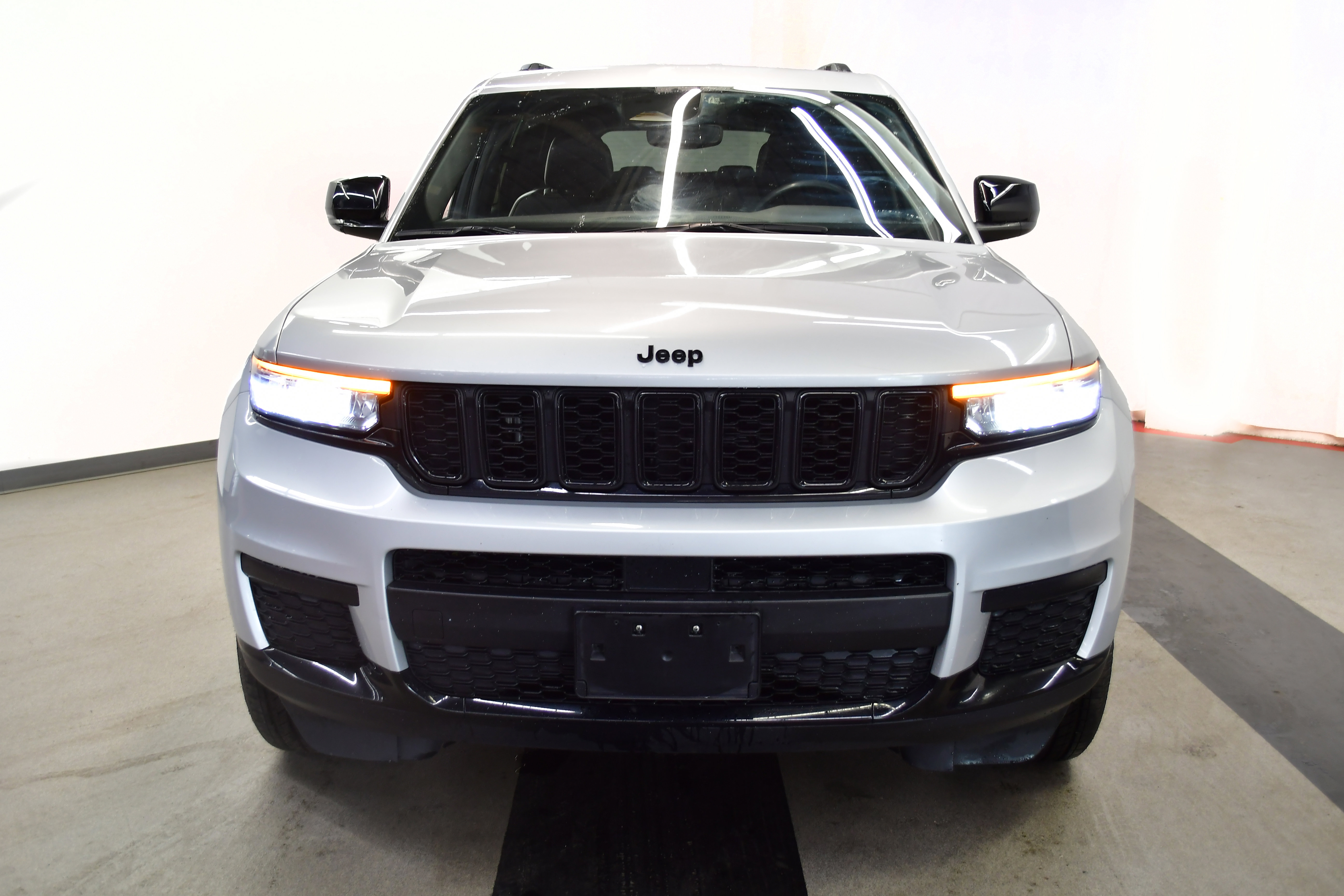Used 2024 Jeep Grand Cherokee L Laredo AWD/4WD image 3