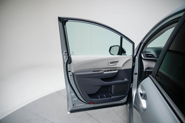 Used 2021 Toyota Sienna LE image 14