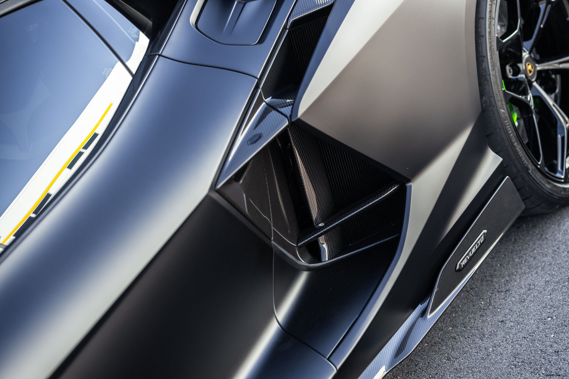 Used 2025 Lamborghini Revuelto AWD/4WD image 25