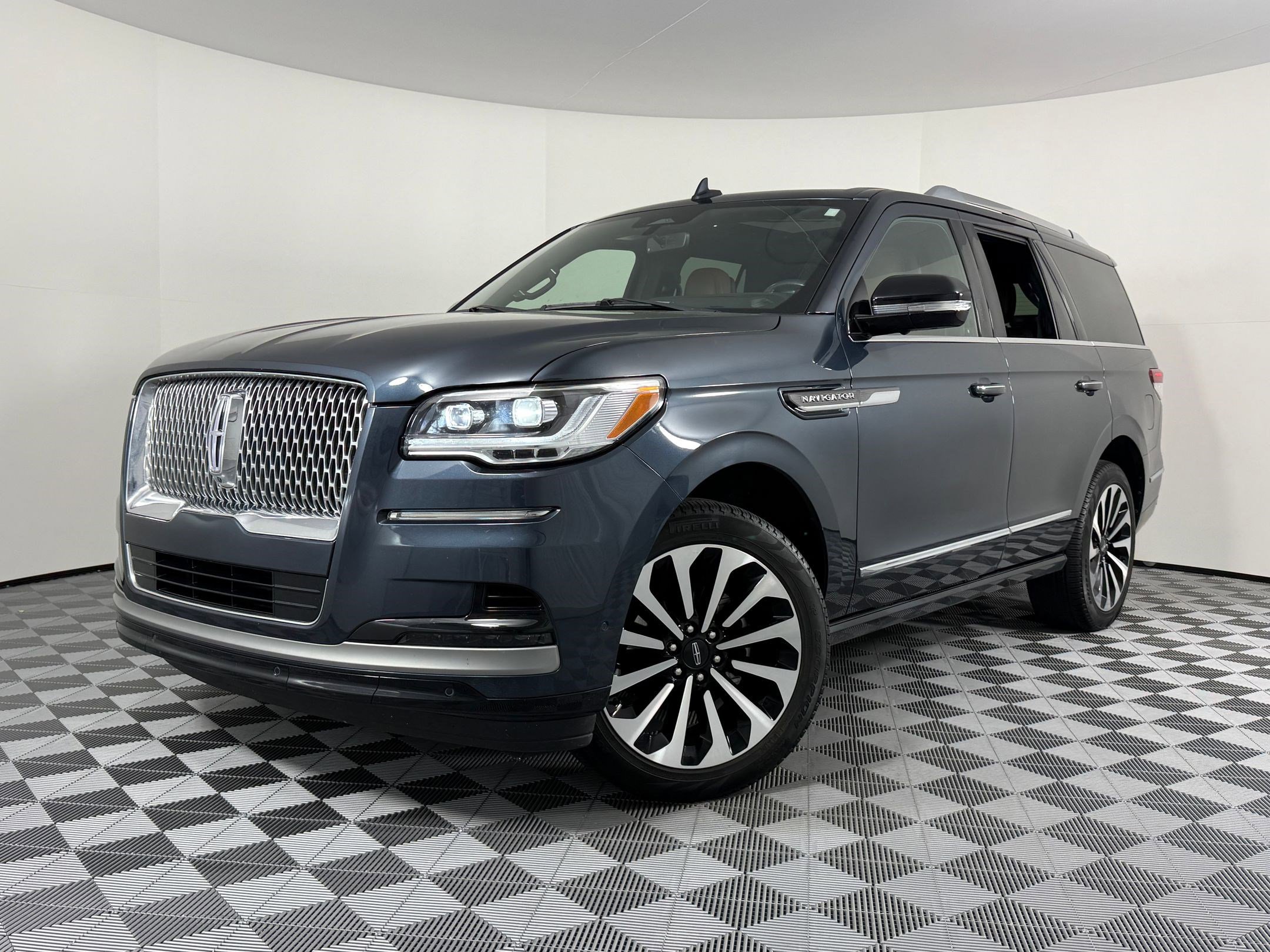 Used 2024 Lincoln Navigator Reserve image 1