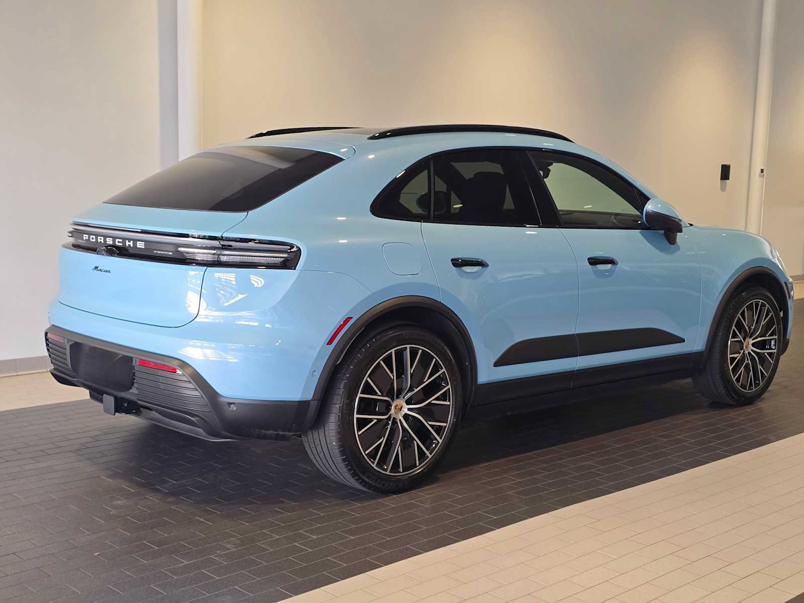Used 2025 Porsche Macan Electric RWD image 6