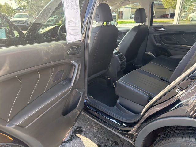 Used 2024 Volkswagen Tiguan SE AWD/4WD image 32