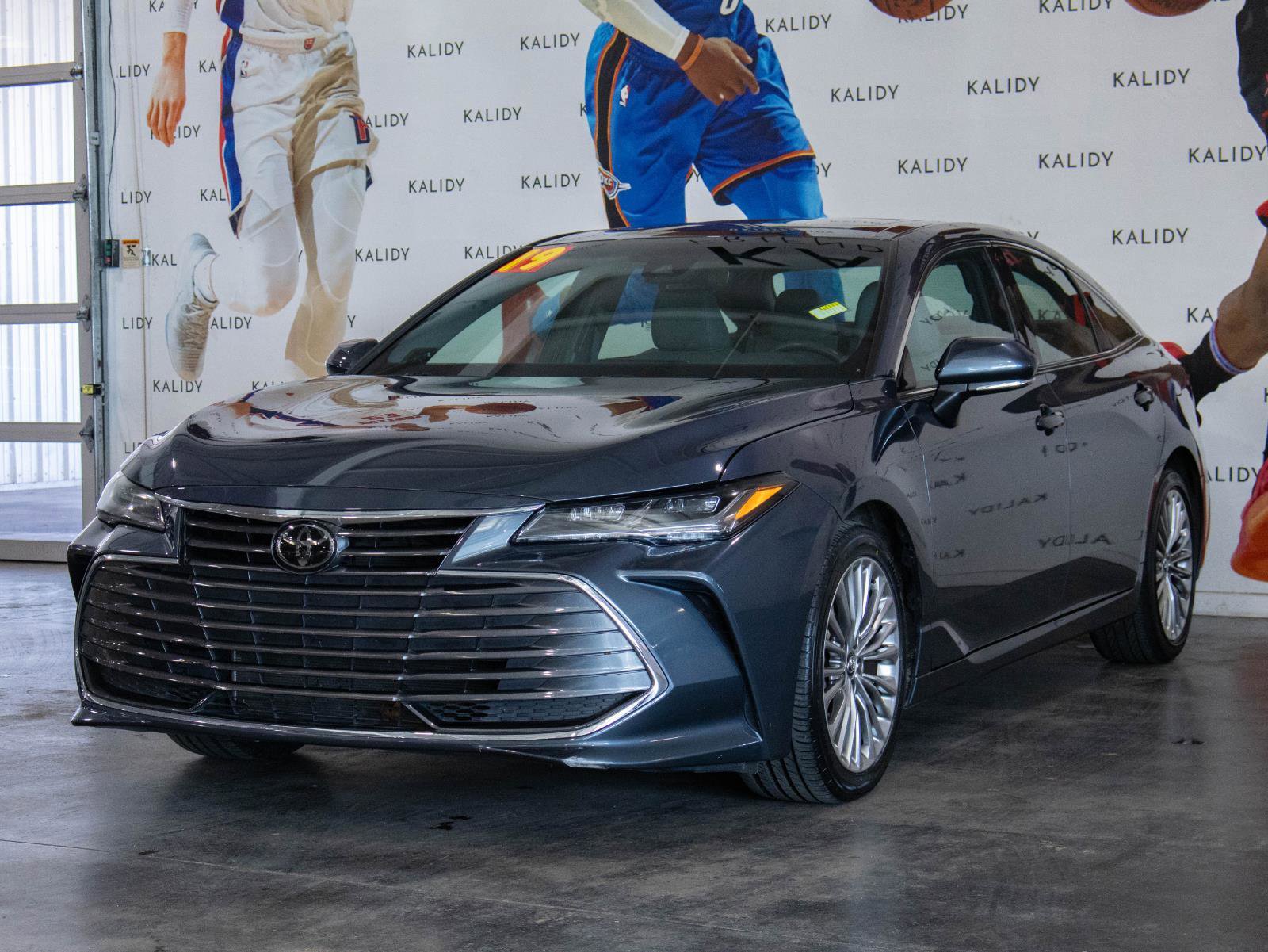 Used 2019 Toyota Avalon Limited image 22