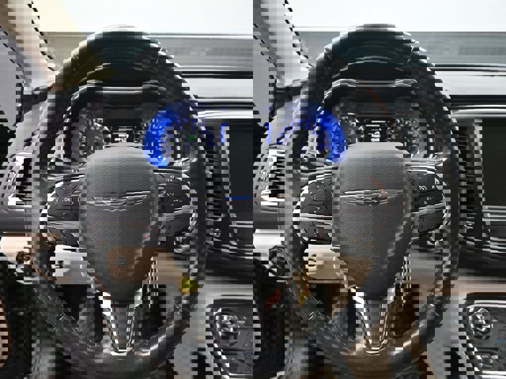 Used 2017 Chrysler 200 Limited Platinum image 11