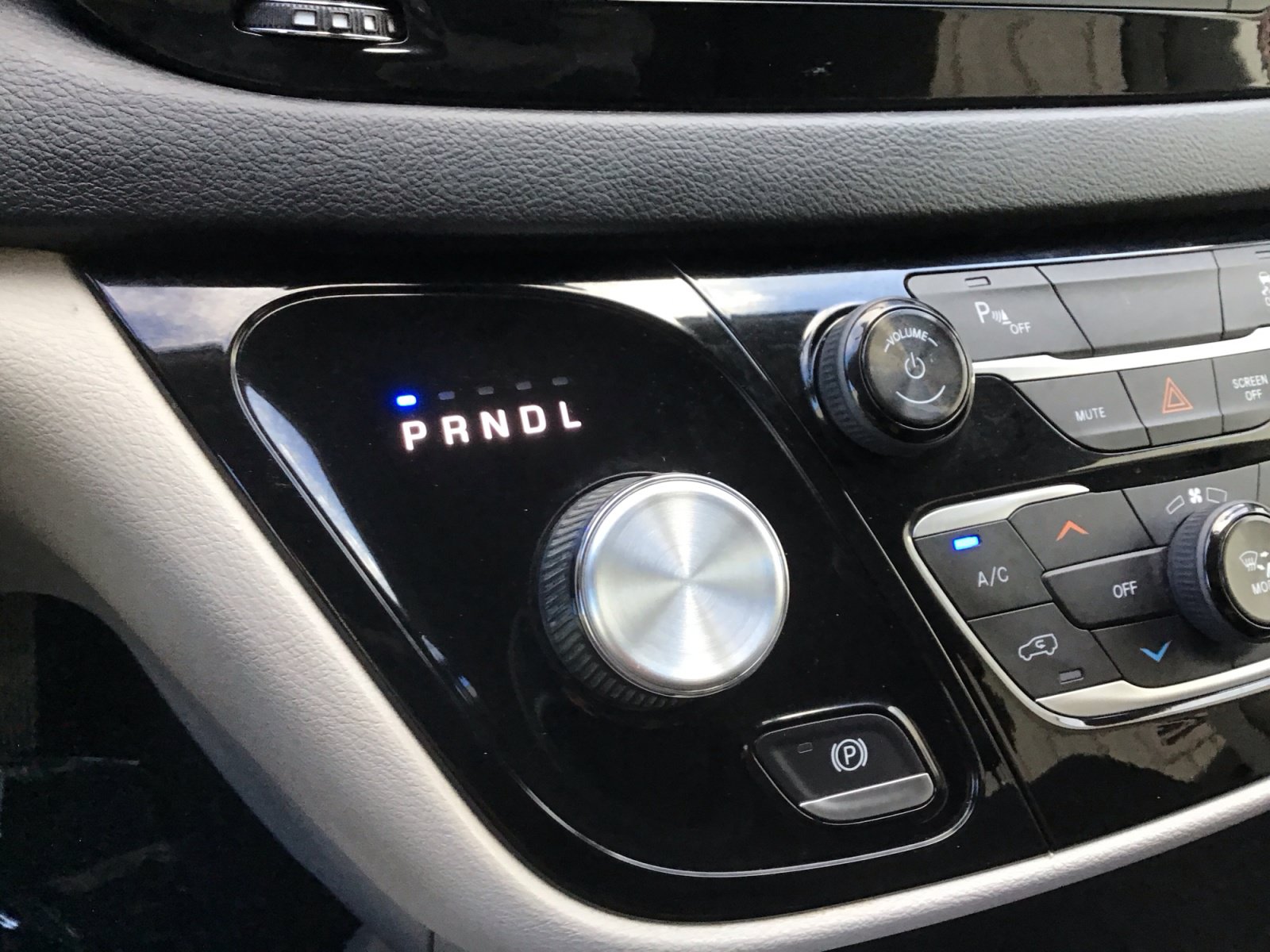Used 2018 Chrysler Pacifica L FWD image 19